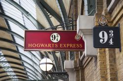 L'indicazione del Binario 9¾ da cui parte il magico Hogwarts Express a Orlando, Florida - © AnjelikaGr / Shutterstock.com