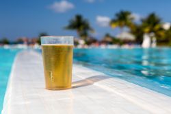 Si chiama Red Stripe Beer e per chi compie un viaggio in Giamaica è sicuramente una delle specialità da provare nel paese caraibico - © mandritoiu / Shutterstock.com