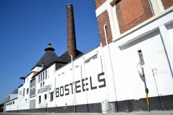 Lo storico birrificio Bosteels nelle Fiandre, Belgio. Il birrificio fu fondato nel 1791 da Evarist Bosteels: per oltre due secoli è rimasto a conduzione familiare.
