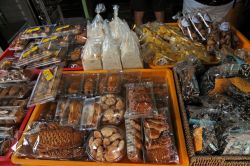 Biscotti e dolci confezionati in uno dei tanti negozi alimentari di Singapore - © Sonja Vietto Ramus
