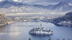 Bled in inverno il lago e la sua isola sotto la neve