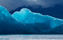 Blocchi di ghiaccio nel lago Jokulsarlon, Islanda. I colori di questi iceberg vanno dal turchese al blu profondo ma ve ne sono anche di gialli, neri e bianchi.
