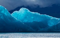 Blocchi di ghiaccio nel lago Jokulsarlon, Islanda. ...