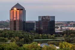 Bloomington, Indiana (USA): panorama estivo di un parco al tramonto.

