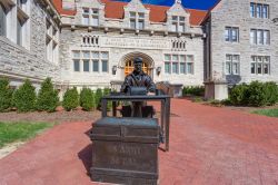 Bloomington (USA): la scultura di Ernie Pyle e la Franklin Hall al campus della University of Indiana. - © Ken Wolter / Shutterstock.com