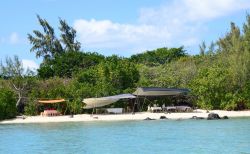 Blue Bay vicino a Mahebourg, Mauritius -  Una delle più belle spiagge di Mauritius si trova a Blue Bay dove le profonde acque del golfo ricordano un grande occhio blu circondato ...