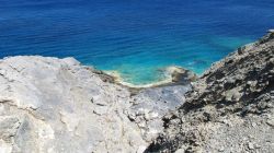 Blue Beach sull'isola di Amorgos, Grecia. Siamo nel territorio più orientale dell'arcipelago delle Cicladi.
