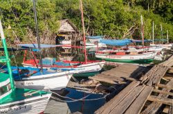 Boca de Miel, Baracoa: barche dei pescatori ormeggiate lungo la foce del Rìo Miel - © Matyas Rehak / Shutterstock.com