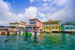 Una veduta di Bocas Town, Panama. E' un centro di ristoranti, shopping e vita notturna con musica reggae che esce dai bar all'aperto - © Fotos593 / Shutterstock.com