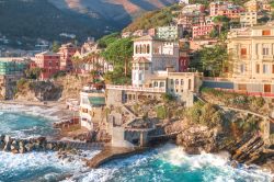 Bogliasco, Liguria: il borgo affacciato sul mare con i suoi palazzi eleganti e le case colorate.

