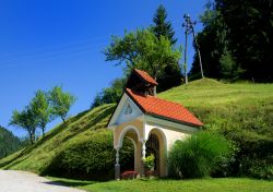 Boharina sotto la collina di Rogla, Pohorje mountain, Slovenia. Una piccola chiesetta cattolica nella splendida natura slovena in primavera.



