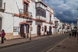 Sucre, Bolivia: edifici coloniali lugo le strade della città. Sucre vanta un immmenso patrimonio architettonico di palazzi costruiti durante l'eopca coloniale - foto © Matyas ...