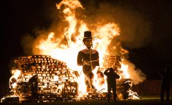 Nella notte dei falò a Londra una statua di Guy Fawkes viene data alle fiamme in rocordo della bonfire night
