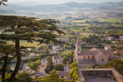 Bonnieux vista dall'alto, Provenza, Francia. Dalle colline sopra il borgo si può ammirare un panorama mozzafiato del borgo medievale.



