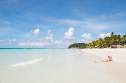Boracay, Filippine: la splendida White Beach, una lunga spiaggia di 4 km che corre lungo la costa occidentale dell'isola.