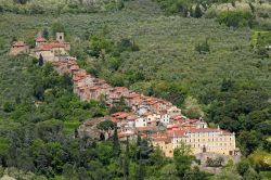 Il borgo di Collodi si staglia tra le colline in provincia di Pistoia. Qui nacque la madre Carlo Lorenzini, autore di Pinocchio, che scelse il nome di Collodi come pseudonimo - Foto © Malgorzata ...