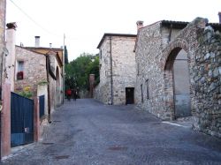 Una via tipica del Borgo di Arqua Petrarca, sui Colli Euganei in Veneto - © G.F.S. - CC BY-SA 3.0 - Wikimedia Commons.