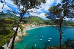Borgo di Bonassola, Liguria, Italia. Una graziosa veduta panoramica di questa località il cui nome deriverebbe da Bulnetia o Bodetia, termini che compaiono in alcuni testi dell'alto ...