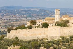 Il Borgo di Campello Alto, circondato dalle mura, si trova appena sopra Campello sul Clitunno in Umbria - © Buffy1982 / Shutterstock.com