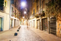 Una passeggiata notturna nel centro storico di Girona, lungo le strade del Barri Vell, permette di godersi la tranquillità di una città piacevole e mai caotica - foto © Iakov ...