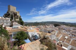 Il borgo ed il castello di Olvera: siamo in Andalusia in un pueblo bianco della Spagna - © Philip Lange / Shutterstock.com