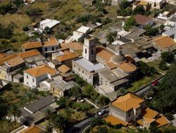 Borgo di Rinella dall'alto, Salina, Sicilia - Rinella è uno dei tre Comuni in cui è suddivisa l'isola di Salina. Si trova nella parte meridionale ed è dotata di ...