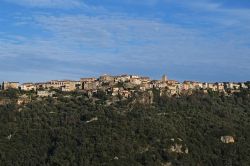 Il borgo di Saint-Cezaire-sur-Siagne, in Provenza, si può comodamente raggiungere da Nizza, che dista una cinquantina di km, imboccando la N85 e in seguito la D13: si tratta di una bella ...