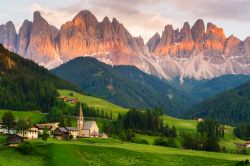 Il borgo di Santa Maddalena di fronte al Geisler ...