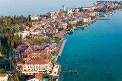 Il borgo di Sirmione affacciato sul Lago di Garda visto dall'alto, provincia di Brescia, Lombardia.



