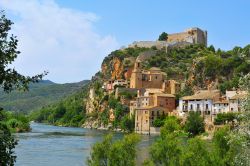 Il borgo fortificato di Miravet sul fiume Ebro in Catalogna. E' una delle cittadelle più affascinanti di Spagna. le cui origini risalgono ai tempi dei conflitti tra arabi e francesi, ...