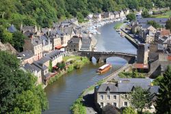 Una vista panoramica del fiume Rance che attraversa il borgo medievale di Dinan, nel dipartimento francese della Côtes-d'Armor, in Bretagna - foto © Laurent Renault / Shutterstock.com ...