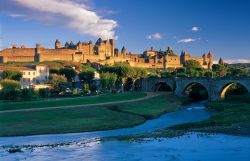 Tra l'antica Carcassonne, fortificata per la prima volta in età romana, e la più recente Ville Basse, scorre il fiume Aude attraversato dal Ponte Vecchio - © Paul Palau ...