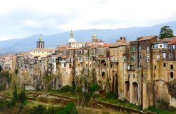 Il borgo di Sant'Agata de' Goti in Campania. La pianta del centro storico è a semicerchio e misura 1 chilometro in lunghezza con diametro diretto da sud a nord. Tutt'intorno ...