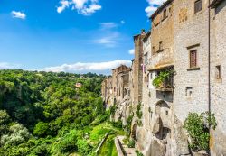 Scorcio del borgo solitario di VItorchiano che si eleva su di uno sperone di tufo nella provincia di Viterbo (Lazio)