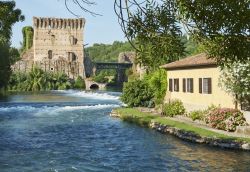Veduta di Borghetto sul Mincio, Verona - Una bella immagine di questo borgo veneto che racchiude un pugno di case e un antico villaggio di mulini in completa simbiosi con il fiume: un vero e ...