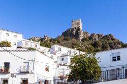Vista del centro di Zahara de la Sierra e del suo castello di origini arabe. Queste zone sono state le ultime interessate dalla "reconquista" spagnola - © liquid studios
/ Shutterstock.com ...