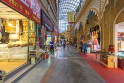 Botteghe artigiane e di souvenir all'International Grand Bazar di Urumqi, Repubblica Popolare Cinese - © Rat007 / Shutterstock.com