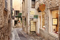 Botteghe e gallerie d'arte nel centro di Saint-Paul-de-Vence, Francia - © trotalo / Shutterstock.com