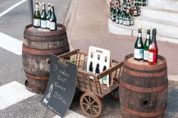 Bottiglie di sidro di fronte ad un negozio di Etretat, Normandia, Francia - © Rangzen / Shutterstock.com 