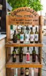 Bottiglie di vino locale nel borgo di Omodos, isola di Cipro - © Chrispictures / Shutterstock.com