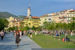 Boulevard Jean Jaures in centro a Nizza, Francia. ...