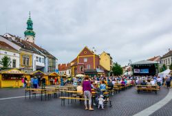 Boulevard Varkerulet, il viale principale del centro storico di Sopron, Ungheria - © trabantos / Shutterstock.com