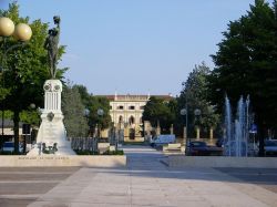 Piazza Scipioni a Bovolone con il monumento ai caduti e il Palazzo Vescovile
