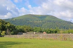 Brecon Beacons vista dal castello di Abergavenny, Galles, UK. Bannau Brycheiniog in gallese, è una catena montuosa che si trova nel Galles meridionale. Raggiunge la massima altezza con ...