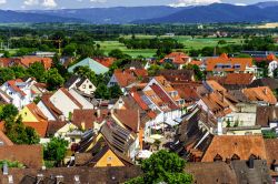 Breisach am Rhein vista dall'alto, Germania. La natura verdeggiante fa da sfondo a questa graziosa cittadina di 17 mila abitanti - © 194866565 / Shutterstock.com