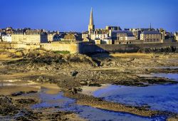 Il suggestivo borgo di Saint-Malo in Bretagna, Francia. Allestito nell'ampia rada che separava la città corsara dal continente, il porto della città è composto da quattro ...