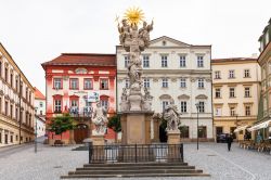 Brno, Cabbage Market Square: la colonna della Santa Trinità e il Teatro Husa. La statua in stile barocco venne eretta nel 1729 - © 330699272 / Shutterstock.com