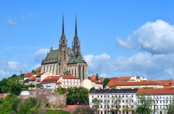 Brno, cattedrale dei Santi Pietro e Paolo in una bella giornata di sole. Domina la città dall'alto della collina con le sue caratteristiche guglie gemelle che s'innalzano per ...