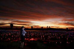 Bruce Munro e la sua installazione temporanea di Field of Light, nei pressi di Ayers Rock - © Mark Pickthall