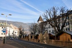 Brunico, il paese più grande della Val Pusteria. Ai piedi di Plan de Corones, Brunico offre attrazioni culturali e naturali di grande prestigio - © cate_89 / Shutterstock.com